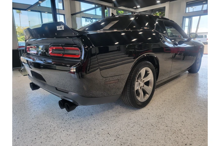 2015 Dodge Challenger R/T Plus image 6