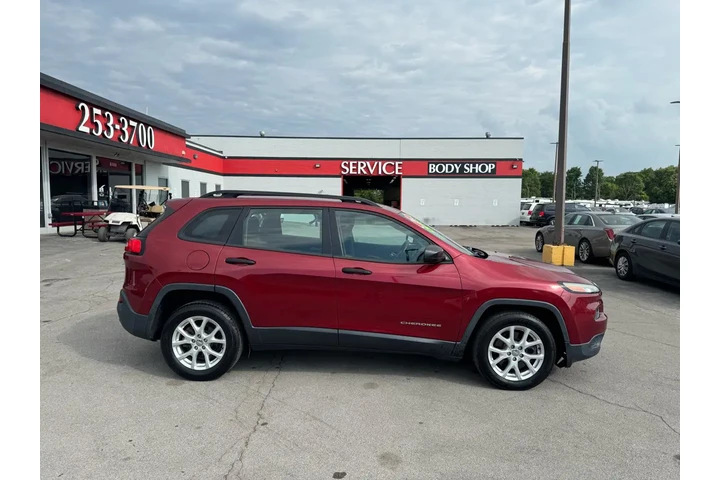 $5980 : 2016 Cherokee FWD 4dr Sport image 1