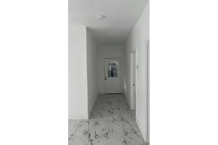 $3800 : Casa Remodelada! 5-Rec/2-Ba image 9