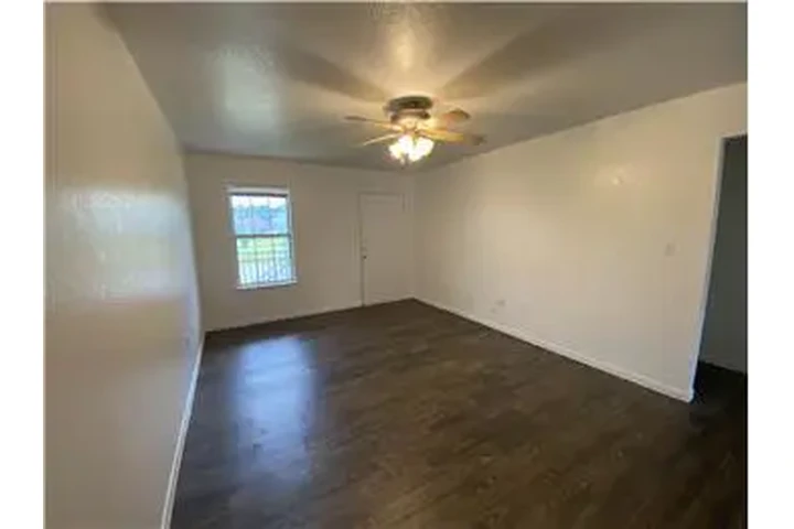 $750 : Rental property with 2 bedro image 5