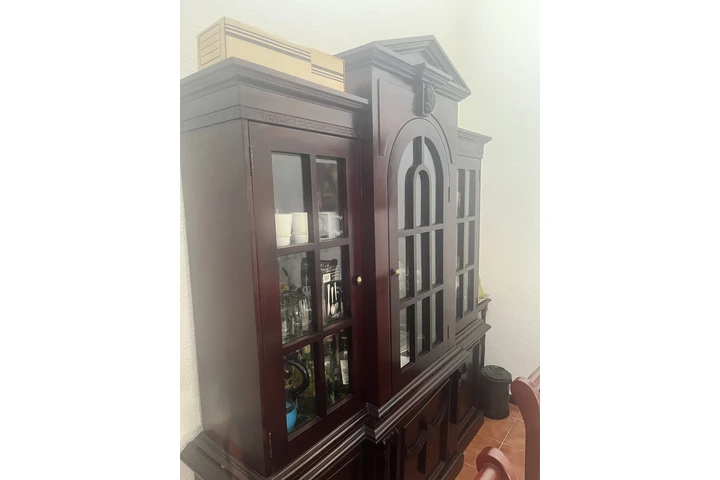 $20000 : Vitrina de madera image 1