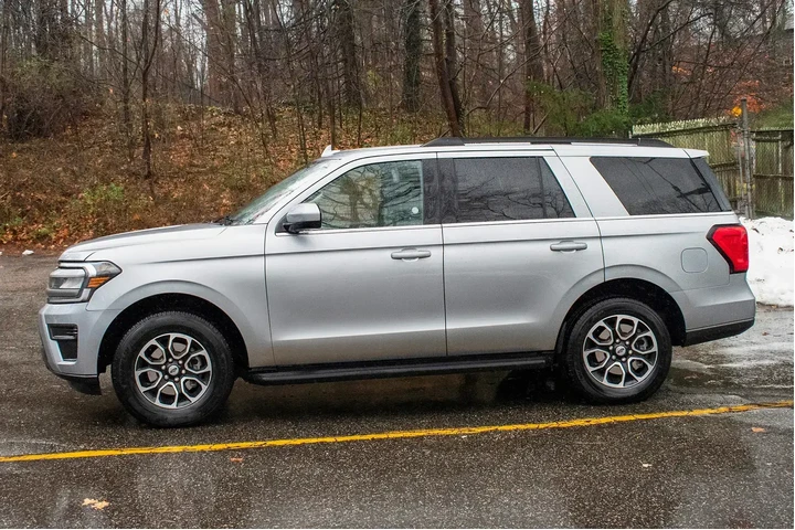 $33795 : Ford Expedition 2024 4x2 XLT image 3