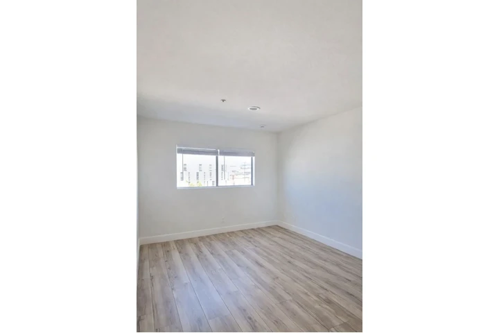 $1545 : 1 Bedroom Apt in South Gate image 6