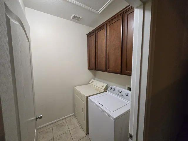 $1400 : Available In North Las Vegas image 7