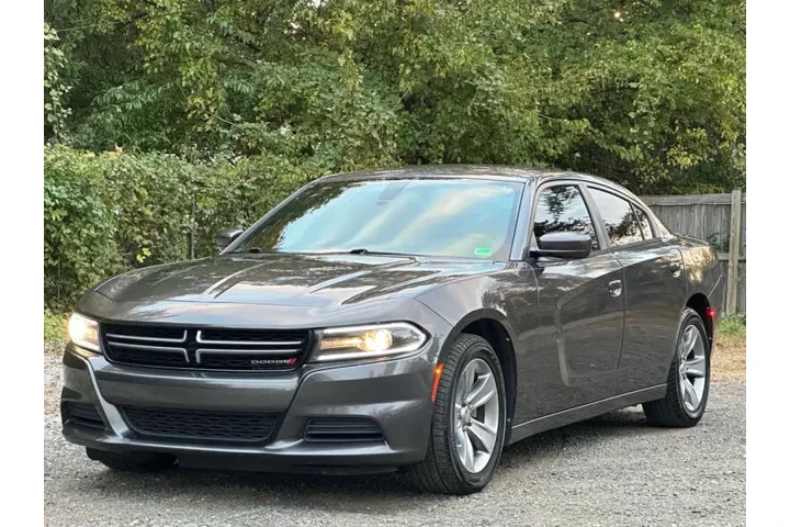 $11550 : 2015 Charger SE image 4