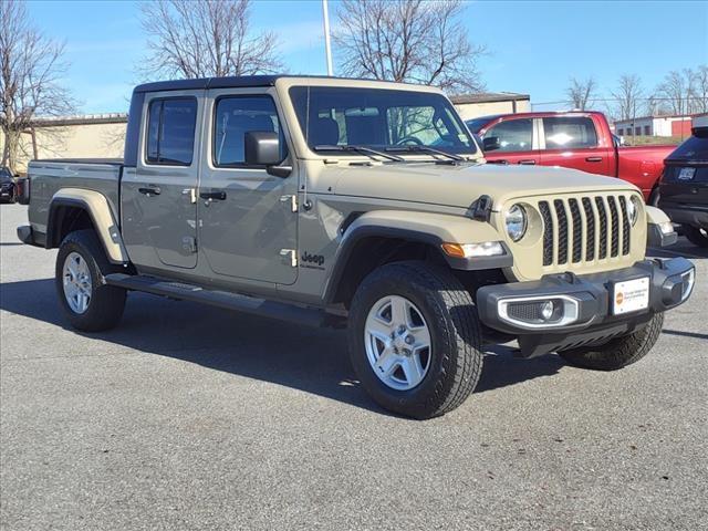 $34997 : PRE-OWNED 2020 JEEP GLADIATOR image 2