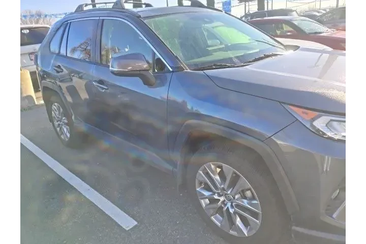 $27988 : Toyota RAV4 2020 AWD XLE Pre image 5