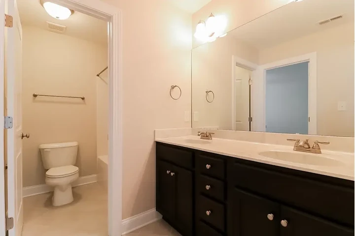 $1040 : Comfortable Apartment image 7