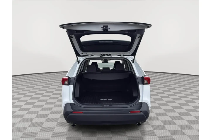 $23999 : 2021 RAV4 XLE image 5