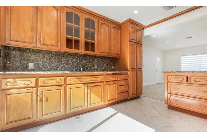 $2050 : 2 Bed 2 Bath Home In south LA image 5