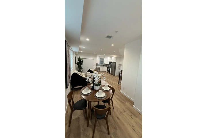 $4350 : NorthHollywood TownHouse 91605 image 4