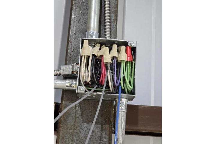 Necesitas un electricista ? image 6