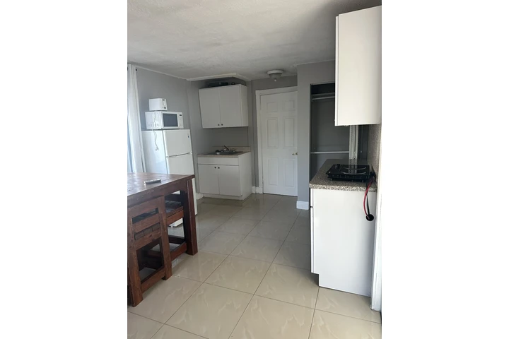 $1700 : Renta efficiency /  un cuarto image 9