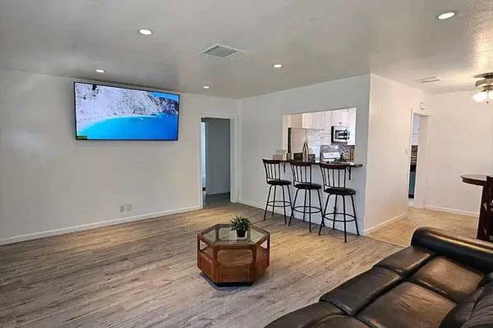 $1200 : This 2 bed, 1 Bath single fam image 3