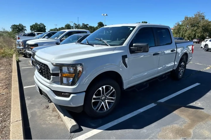 $37990 : Ford F-150 2023 4x4 XL 4dr S image 1