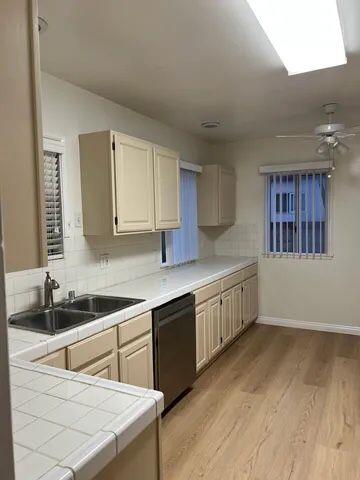 $1200 : Available 3 & 2 BEDROOM image 6