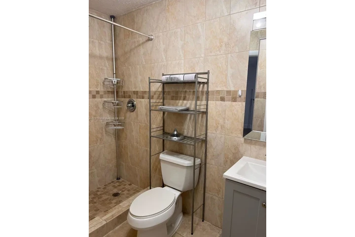 $1800 : ALQUILO EFFICIENCY CERCA A FIU image 7