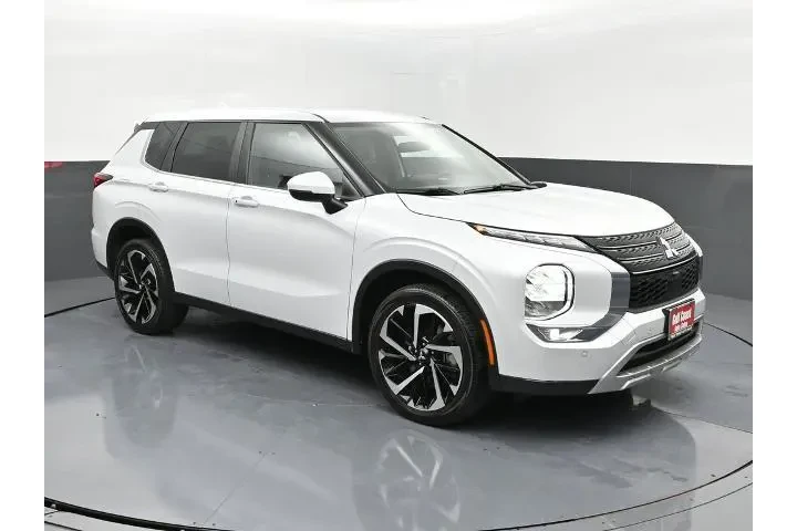 Mitsubishi Outlander 2023 SE image 2