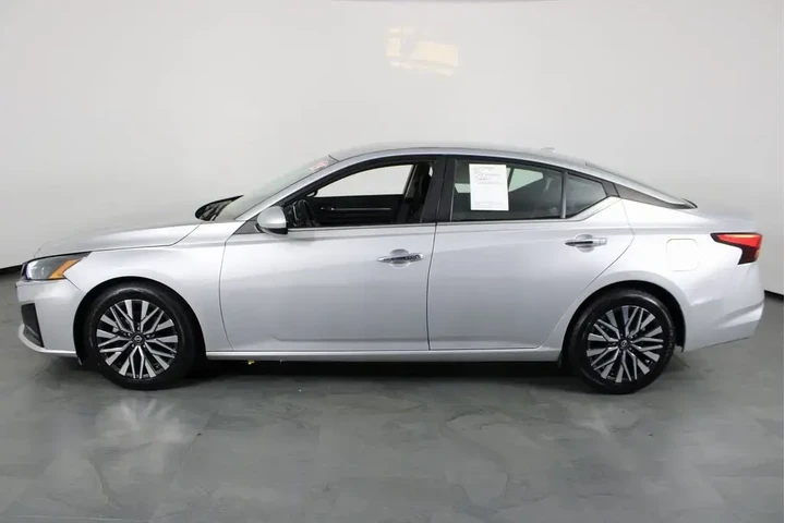 $17987 : Nissan Altima 2023 2.5 SV 4d image 5