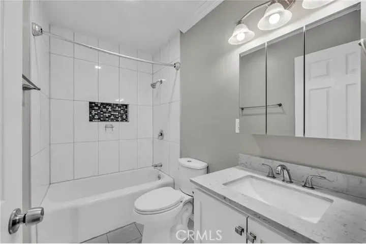 $2700 : CASA CON UTILIDADES INCLUIDAS image 1