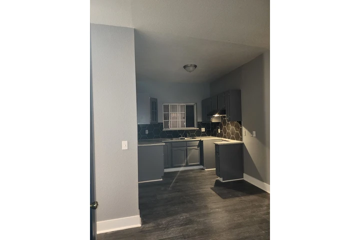 $3300 : SUR ESTE, ACEPTAMOS SECTION 8 image 8