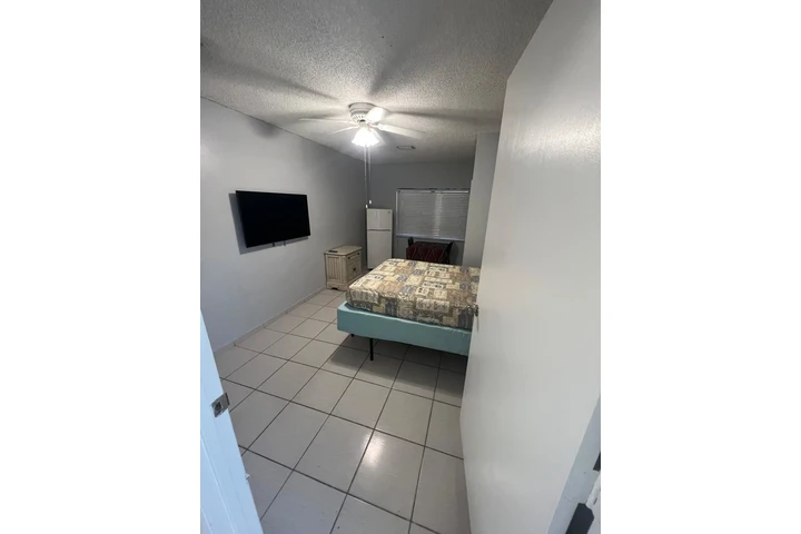 $1350 : Rento Efficiency Amueblado. image 3