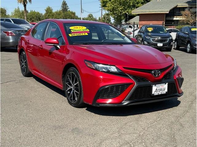 2022 Camry SE image 1