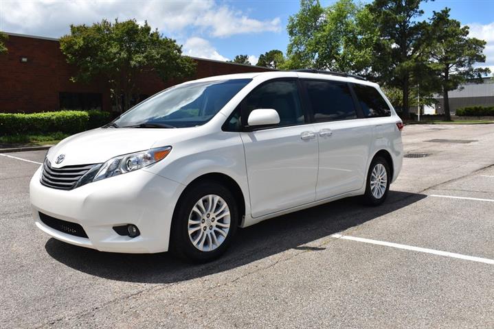 2017 Sienna XLE Premium 8-Pas image 1