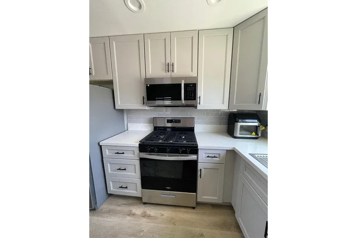 $750 : Rent 1Bed/1Bath  in Glendale image 2