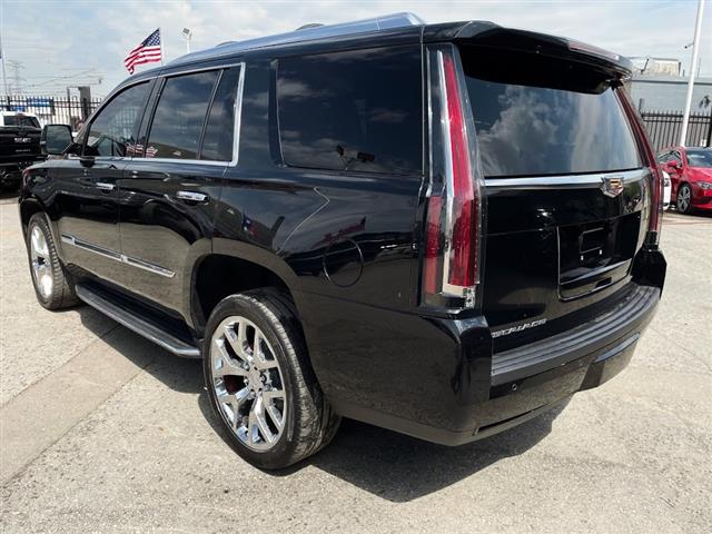 2017 Escalade 4WD 4dr image 6