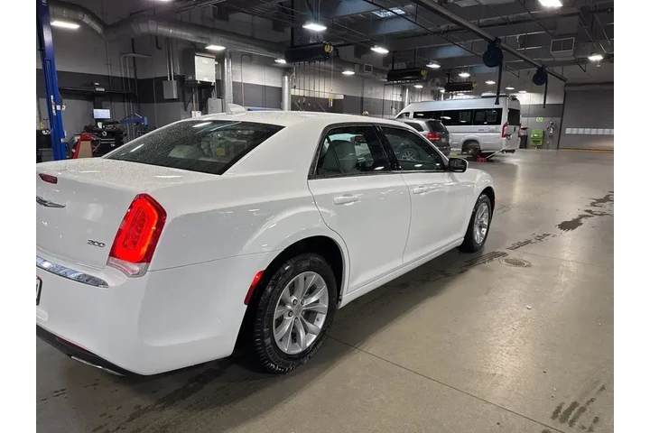$28998 : Chrysler 300 2023 Touring 4d image 8