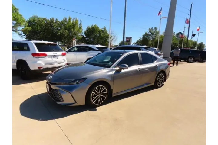 $32911 : Toyota Camry 2025 XLE 4dr Se image 2