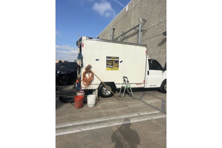 Reyes carwash solicitó persona image 1