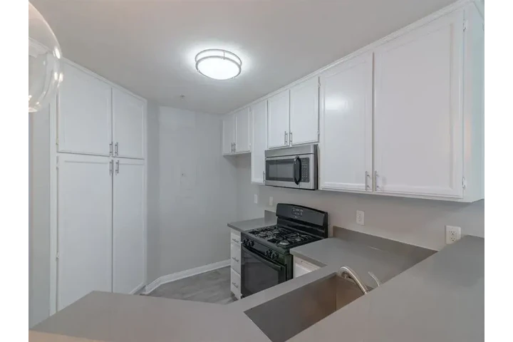 $3495 : 3-Recamaras 3-Banos 3-Pisos image 6