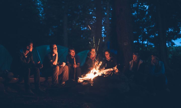 Cuál es el kit para cocinar en una fogata durante un campamento