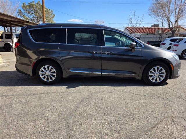 $13995 : 2019 Pacifica Touring L image 3