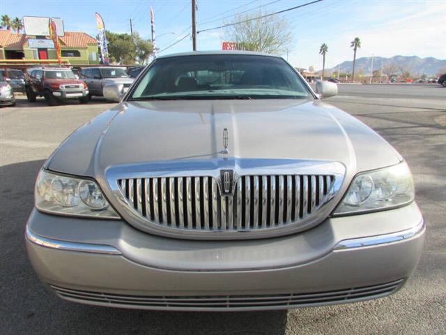 $6995 : 2004 Town Car Signature image 8