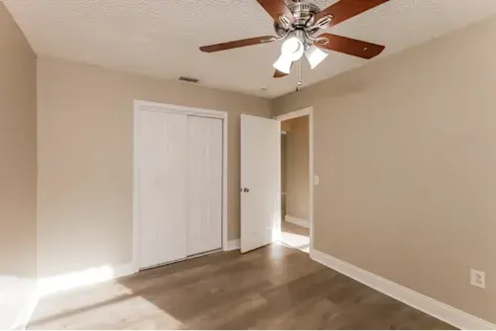 $2200 : 2 Bed 2 bath House in Miami image 6