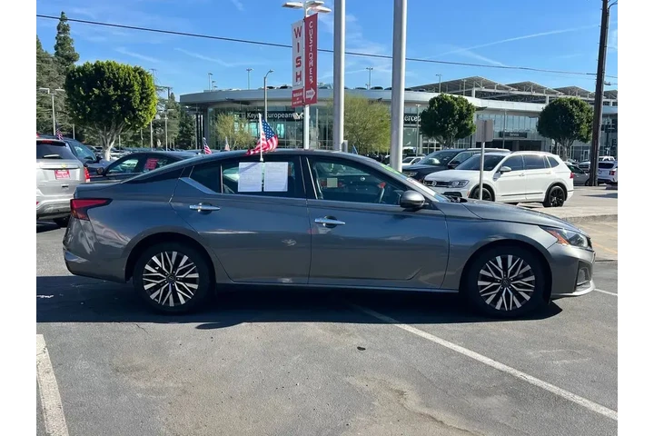 $18998 : Nissan Altima 2023 2.5 SV 4d image 6