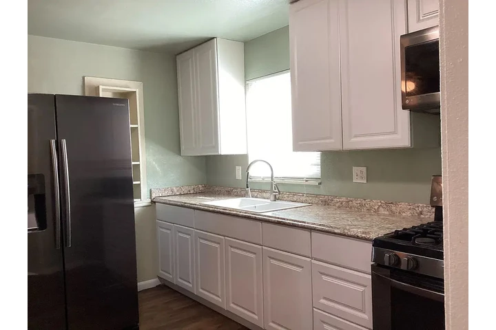 $800 : Beautiful Home...Fresno, CA image 5