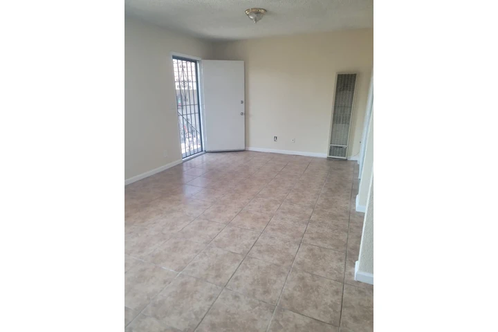 $1200 : 0/1 140 e. Manchester ave. image 6