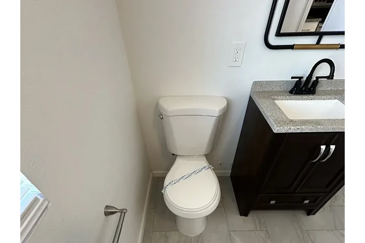 $1000 : 2Bed 1.5Bath Single Home image 5