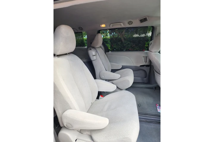 $9900 : 2015 Toyota Sienna LE Minivan image 8