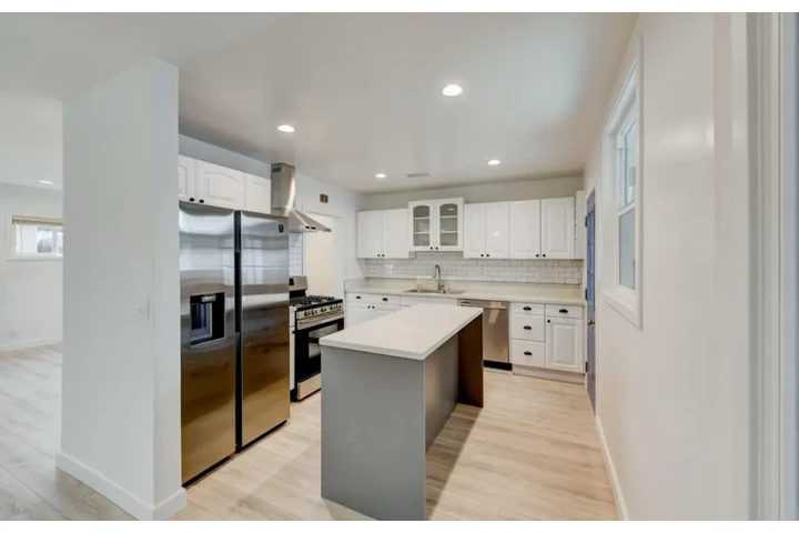 $2190 : 2Bed/2Bath Home in Los Angeles image 5