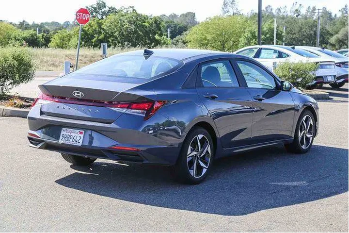 $19992 : Hyundai ELANTRA 2023 SEL 4dr image 5