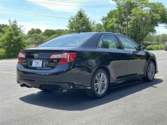 2014 Camry SE image 9