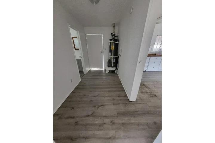 $1500 : Nicely Renovated 3 Bed / 2 Bat image 5