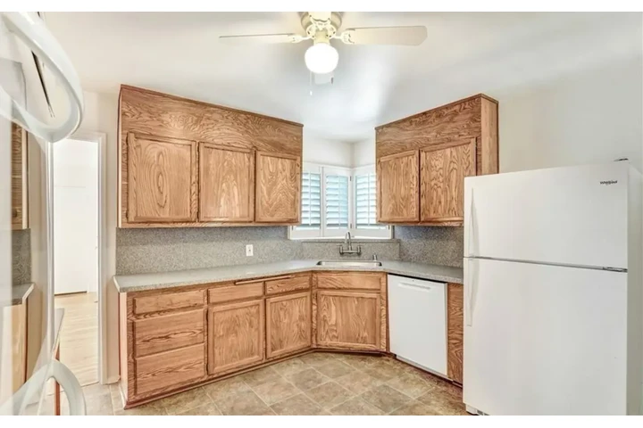 $2495 : 3 Bedroom in South Los Angeles image 5