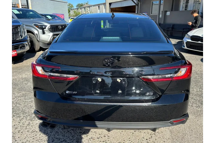 2025 Camry SE image 5