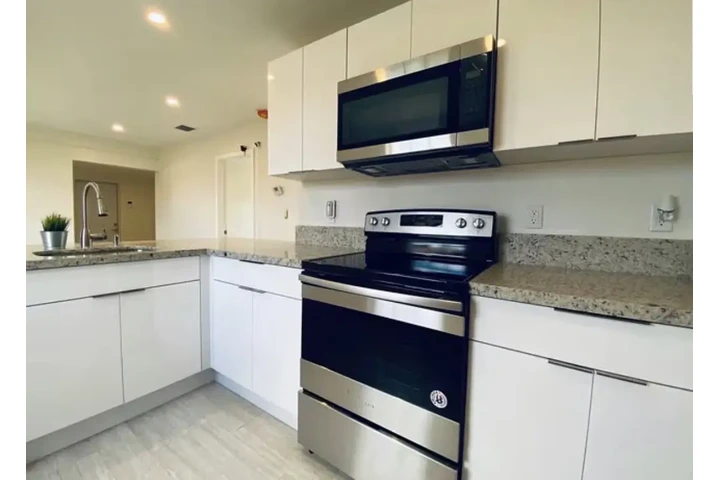 $1050 : stylish Remodeled  home image 3